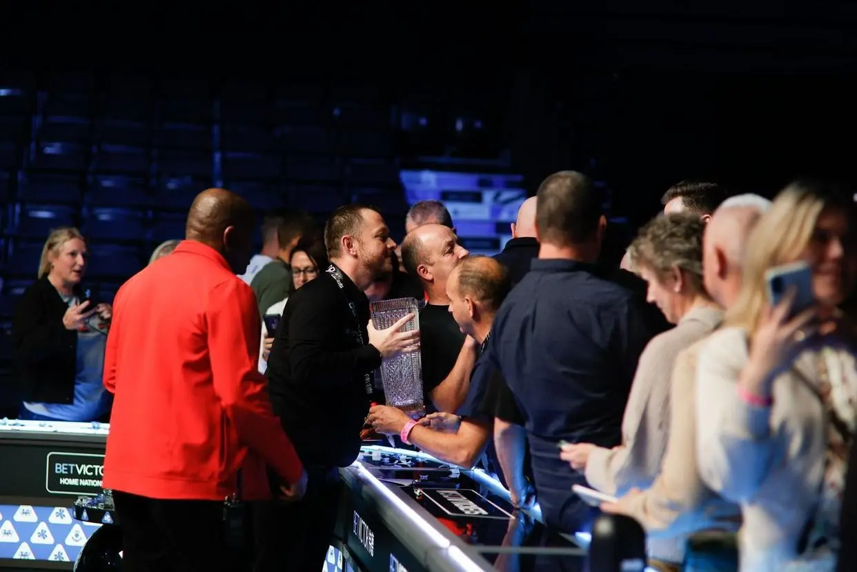 艾伦在周日, 金也高达 艾伦在周日, 金也高达